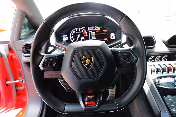 Bên trong nội thất của Huracan LP580-2 cũng không có nhiều khác biệt so với "đàn anh" LP610-4, nó chỉ được bổ sung thêm hệ thống thông tin giải trí Lamborghini Infotainment System II thế hệ mới. Ngoài ra, khách hàng có được tùy chọn cá nhân hóa Ad Personam với màu sắc phối hợp tùy thuộc vào ý người mua.