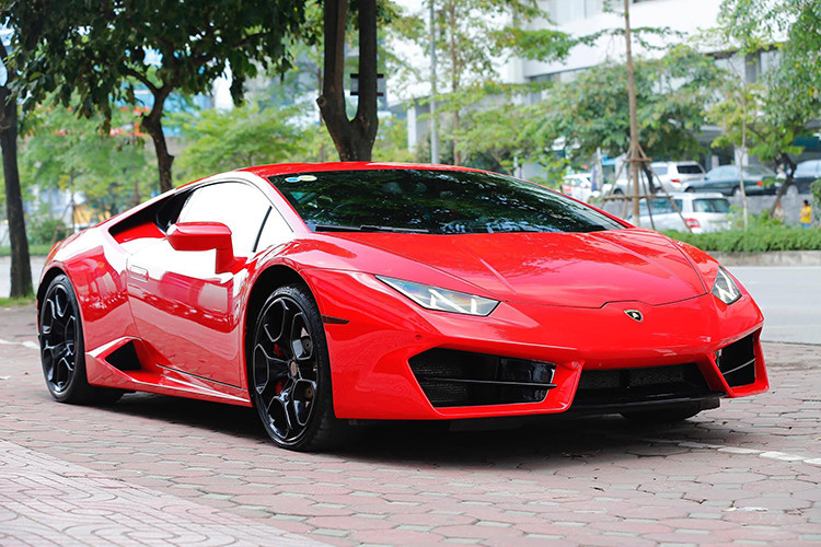 Chiếc siêu xe Lamborghini Huracan LP580-2 vừa lên sàn xe cũ ở Hà Nội này thuộc hàng chính hãng đầu tiên tại Việt Nam, xe mang màu ngoại thất Rosso Mars nổi bật. So với "người anh em" LP610-4, ngoại hình của Huracan LP580-2 chỉ khác biệt ở một số chi tiết ngoại thất.