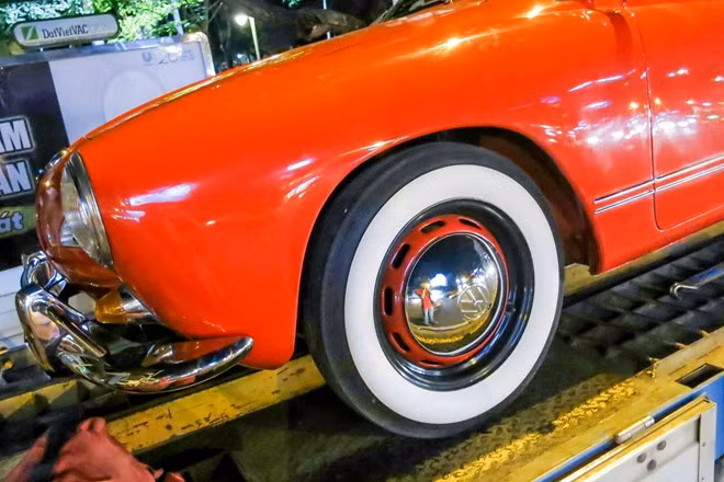 Phiên bản mui trần xuất hiện tại TP HCM này được giới thiệu tháng 8/1957 với thay đổi lớn nhất là phần mui cứng được tháo bỏ và thay bằng mui bạt.