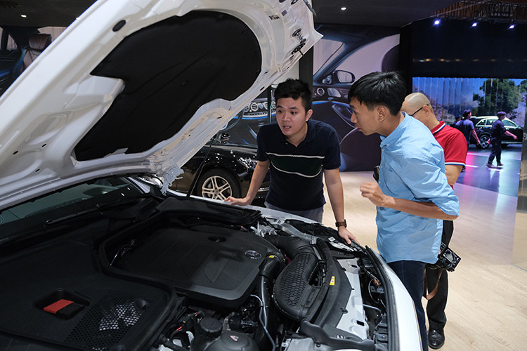 Dù ra mắt sau cùng nhưng phiên bản GLC 200 đã nhanh chóng chiếm được nhiều thiện cảm của khách hàng. Rất nhiều khách hàng đã chọn mua GLC 200 là chiếc xe đầu tiên trong đời. Có hơn một nửa khách hàng sở hữu GLC 200 đã nâng cấp từ các thương hiệu CUV/SUV phổ thông.