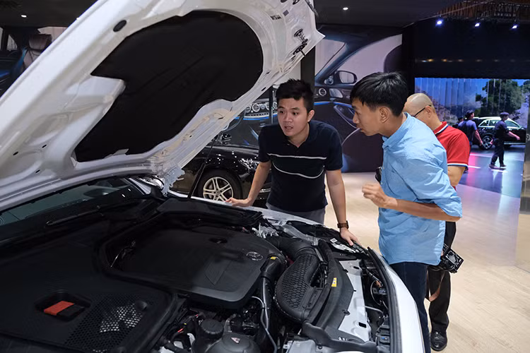 Dù ra mắt sau cùng nhưng phiên bản GLC 200 đã nhanh chóng chiếm được nhiều thiện cảm của khách hàng. Rất nhiều khách hàng đã chọn mua GLC 200 là chiếc xe đầu tiên trong đời. Có hơn một nửa khách hàng sở hữu GLC 200 đã nâng cấp từ các thương hiệu CUV/SUV phổ thông.