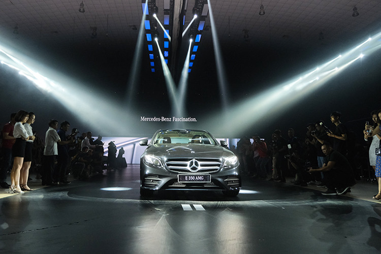 E-Class hiện đang là xe sang hạng cỡ trung được ưa chuộng nhất tại thị trường Việt Nam. Tuy nhiên, MBV luôn chủ động nâng cấp nhằm tạo ra thêm giá trị cho khách hàng và nâng cao khả năng cạnh tranh cho E-Class. Vào tháng 4/2018, các phiên bản E 200/E 250 đã được cập nhật màn hình giải trí mới, kích thước12,3 inch, chất lượng hiển thị HD cùng giao diện tiếng Việt nhằm mang đến sự thân thiện trong quá trình thao tác.