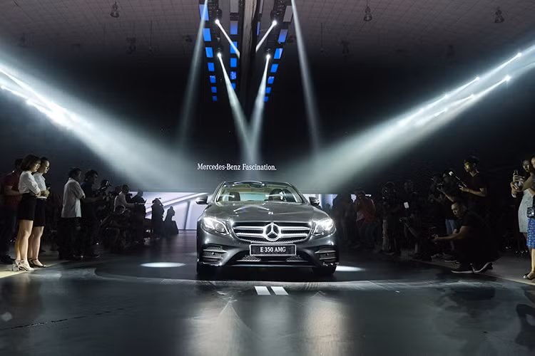 E-Class hiện đang là xe sang hạng cỡ trung được ưa chuộng nhất tại thị trường Việt Nam. Tuy nhiên, MBV luôn chủ động nâng cấp nhằm tạo ra thêm giá trị cho khách hàng và nâng cao khả năng cạnh tranh cho E-Class. Vào tháng 4/2018, các phiên bản E 200/E 250 đã được cập nhật màn hình giải trí mới, kích thước12,3 inch, chất lượng hiển thị HD cùng giao diện tiếng Việt nhằm mang đến sự thân thiện trong quá trình thao tác.