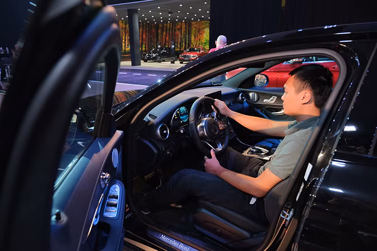 Chính thức được MBV giới thiệu tại Việt Nam lần đầu vào cuối tháng 4/2016 với 2 phiên bản GLC 250 và GLC 300, mẫu xe thể thao đa dụng này luôn dành được sự quan tâm đặc biệt của khách hàng và tạo nên những kỷ lục doanh số “vô tiền khoáng hậu” trên thị trường xe sang. Dự kiến triển lãm Fascination 2019 sẽ đón chào vị khách hàng thứ 8.000 của mẫu xe thể thao đa dụng này. 