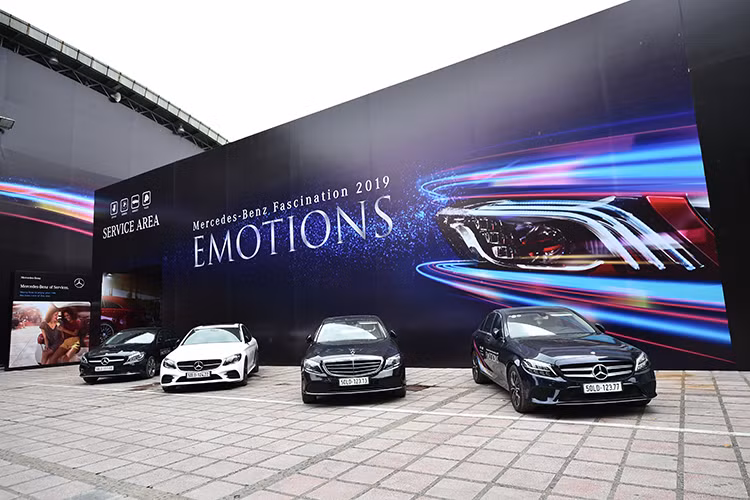  Triển lãm Mercedes-Benz Fascination tại thủ đô Hà Nội với chủ đề “Emotions”, sự kiện khắc họa 4 tôn chỉ nhân văn mà thương hiệu Mercedes-Benz hướng đến: Tôn trọng (Respect), Yêu thương (Love), Tin tưởng (Trust) và Thuận tiện (Ease). 4 mẫu xe chủ lực của Mercedes-Benz Việt Nam (MBV) bao gồm C-/E-/S-Class và GLC sẽ “hóa thân” vào từng tính cách trong những bối cảnh thân thuộc với khách hàng.