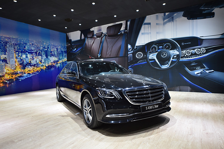 Khách hàng có thể lựa chọn 4 màu ngoại thất bao gồm Trắng Polar, Đen Obsidian, Đỏ Hyacinth và Xanh Cavansite, cùng với 2 gam màu nội thất là Đen và Nâu Saddle. Mỗi phiên bản đi kèm với một thiết kế ốp gỗ cao cấp riêng biệt, được nghiên cứu và phối màu kỹ lưỡng bởi các chuyên gia của Mercedes-Benz.