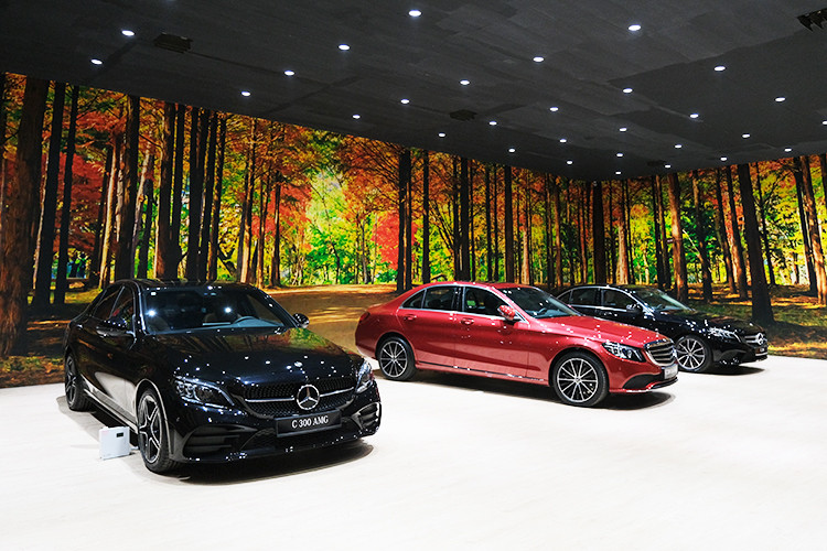 Đáng chú ý nhất tại triển lãm Fascination 2019 lần này, liên doanh xe sang Đức đã chính thức giới thiệu mẫu xe sang Mercedes-Benz E-Class thế hệ mới. Cụ thể, MBV đã trình làng E-Class mới với 3 phiên bản, bao gồm E 200, E 200 Sport và E 350 AMG.