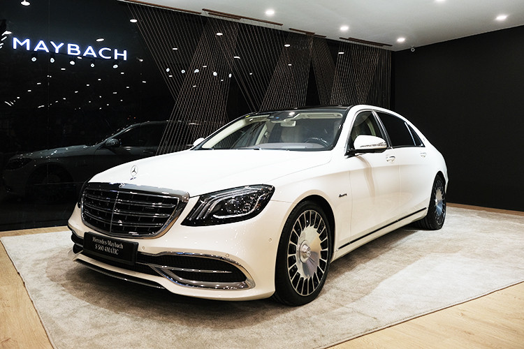 Ông Kelly bắt đầu làm việc tại Tập đoàn Daimler từ năm 2008 với cương vị Trưởng phòng Kinh doanh cấp cao, chuyên trách khách hàng doanh nghiệp. Trước đó ông từng có thời gian dài quản lý tại một tập đoàn đa quốc gia chuyên về cho thuê xe. Ông Brad Kelly sẽ làm việc tại Văn phòng của Mercedes-Benz Việt Nam ở Gò Vấp, TP HCM.