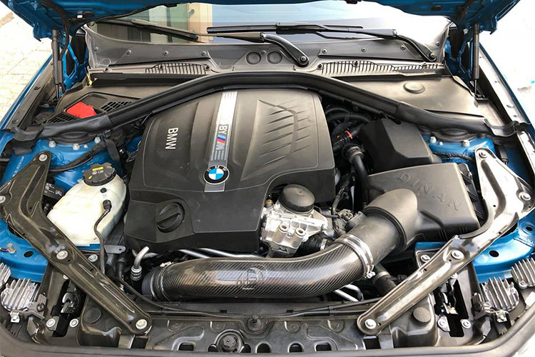 Xe thể thao BMW M2 được trang bị khối động cơ 6 xy-lanh, tăng áp kép, dung tích 3.0 lít, sản sinh công suất tối đa 365 mã lực tại vòng tua máy 6.500 vòng/phút và mô-men xoắn cực đại 465 Nm tại vòng tua máy từ 1.400 đến 5.560 vòng/phút.