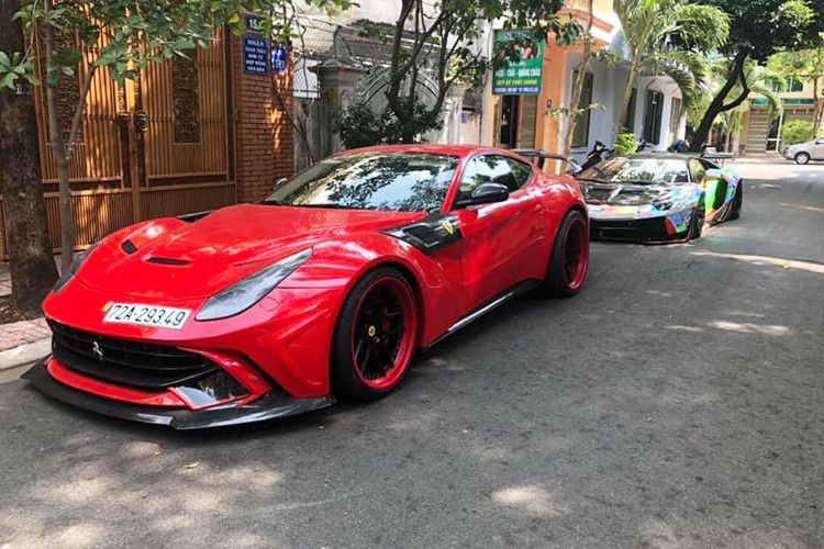 Sau một thời gian dài đeo biển kiểm soát Sài thành, chiếc siêu xe Ferrari F12 Berlinetta mang gói độ siêu hiếm Duke Dynamics chỉ có đúng 15 bộ body kit trên thế giới và độc nhất tại Việt Nam đã được chủ nhân đổi sang biển kiểm soát 72A, đầu số của tỉnh Bà Rịa – Vũng Tàu.