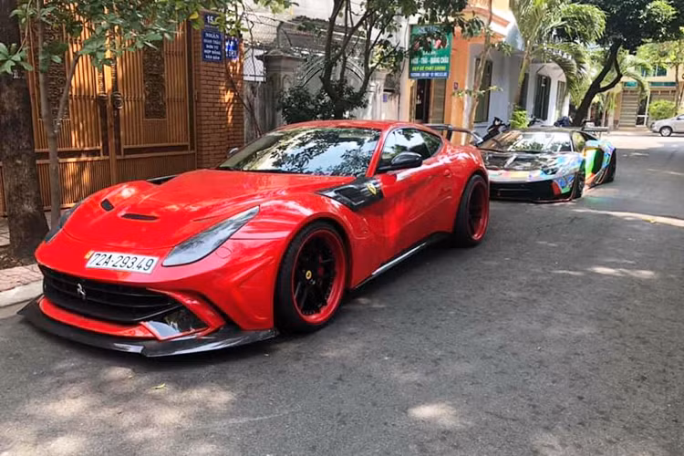 Sau một thời gian dài đeo biển kiểm soát Sài thành, chiếc siêu xe Ferrari F12 Berlinetta mang gói độ siêu hiếm Duke Dynamics chỉ có đúng 15 bộ body kit trên thế giới và độc nhất tại Việt Nam đã được chủ nhân đổi sang biển kiểm soát 72A, đầu số của tỉnh Bà Rịa – Vũng Tàu.