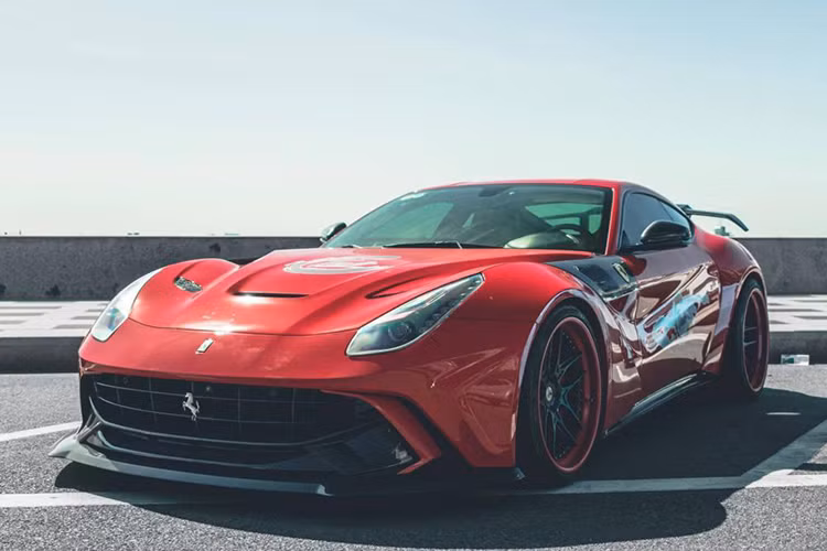 Siêu xe Ferrari F12 Berlinetta độ body kit Duke Dynamics hàng độc này không được nâng cấp ở động cơ, "trái tim" của "siêu ngựa" vẫn là động cơ V12, dung tích 6.3 lít, sản sinh công suất tối đa 730 mã lực tại vòng tua máy 8.250 vòng/phút và mô-men xoắn cực đại 690 Nm.