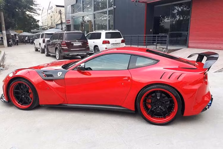 Được biết, Ferrari F12 Berlinetta mang gói độ cực hiếm được chủ nhân đổi sang biển tỉnh Bà Rịa – Vũng Tàu là để chuẩn bị tham dự vào đại hội siêu xe dự kiến sẽ được tổ chức vào cuối tháng này tại khu du lịch nằm ở thị trấn Long Hải, thuộc huyện Long Điền.