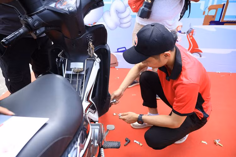 NGK dien tap “giai cuu” bugi cho xe may bi ngap nuoc o Ha Noi-Hinh-2