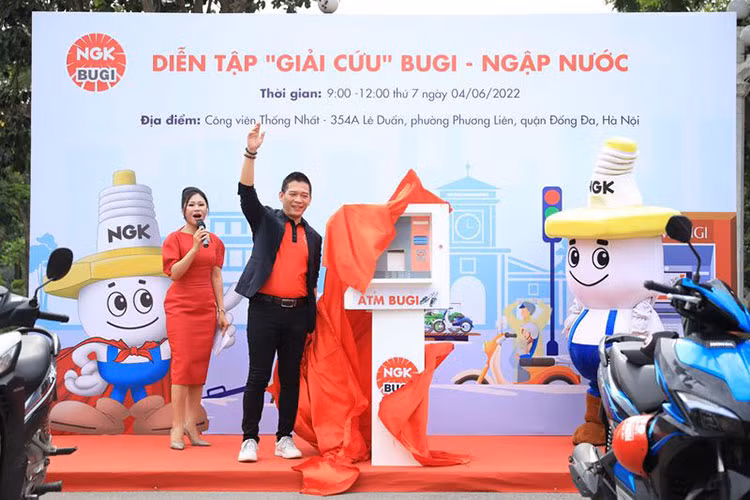 NGK dien tap “giai cuu” bugi cho xe may bi ngap nuoc o Ha Noi