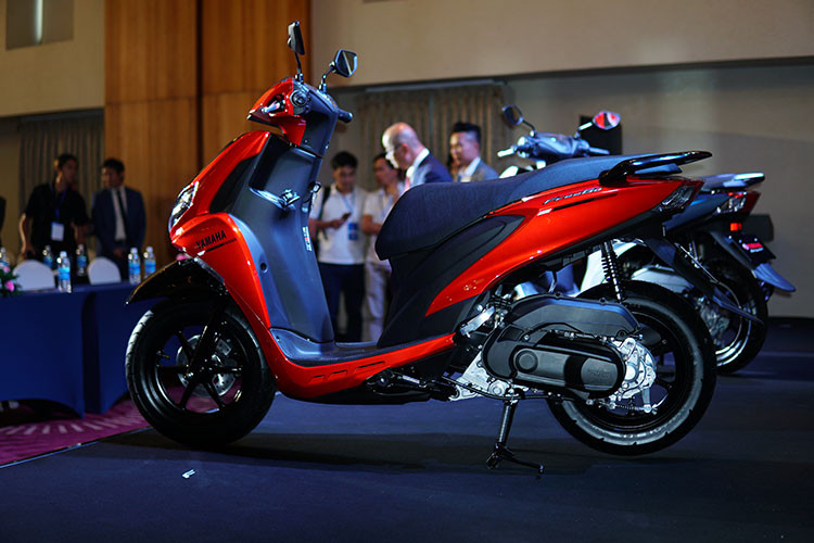 Cùng mang phong cách xe ga thể thao, tuy nhiên Yamaha FreeGo 125 mới lại sở hữu ngoại hình khá tương đương với người anh em NVX. Xe có thiết kế dài, rộng, cao tương ứng 1.905 x 690 x 1.110 (mm), chiều cao yên xe ở mức 780 mm. Phiên bản tiêu chuẩn của xe có trọng lượng 100 kg, nhẹ hơn 2kg so với bản FreeGo S.