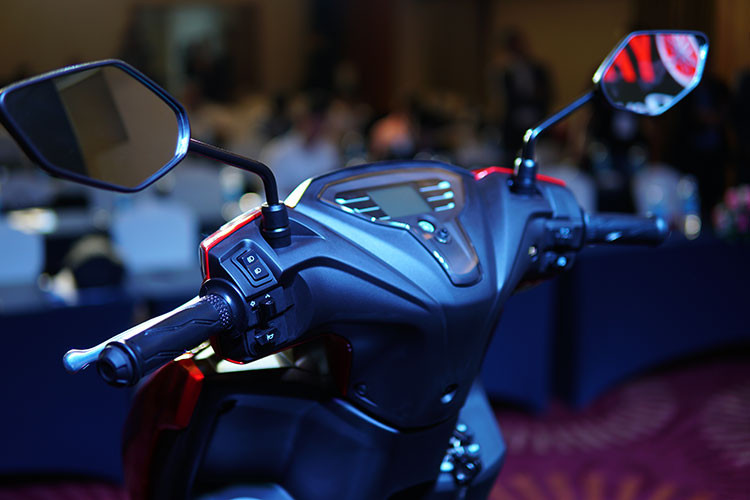 Yamaha FreeGo tại Việt Nam sở hữu tay lái cao, mang phong cách năng động theo đúng tiêu chí của hãng đặt ra trên thị trường hiện nay. Các nút bấm trên xe đơn giản, tiện dụng và khá dễ dàng sử dụng ngay lần đầu. Xe cũng có hệ thống Stop &amp; Start (SSS), tự động tắt động cơ khi xe dừng lại trong hơn 5 giây.