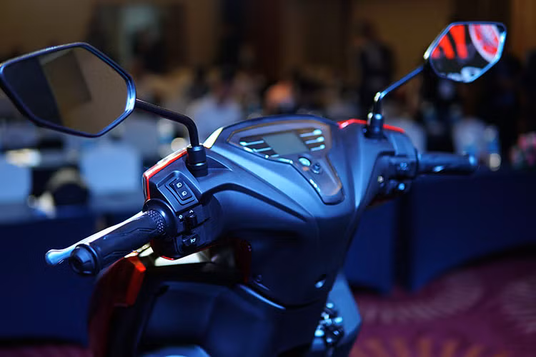Yamaha FreeGo tại Việt Nam sở hữu tay lái cao, mang phong cách năng động theo đúng tiêu chí của hãng đặt ra trên thị trường hiện nay. Các nút bấm trên xe đơn giản, tiện dụng và khá dễ dàng sử dụng ngay lần đầu. Xe cũng có hệ thống Stop &amp; Start (SSS), tự động tắt động cơ khi xe dừng lại trong hơn 5 giây.