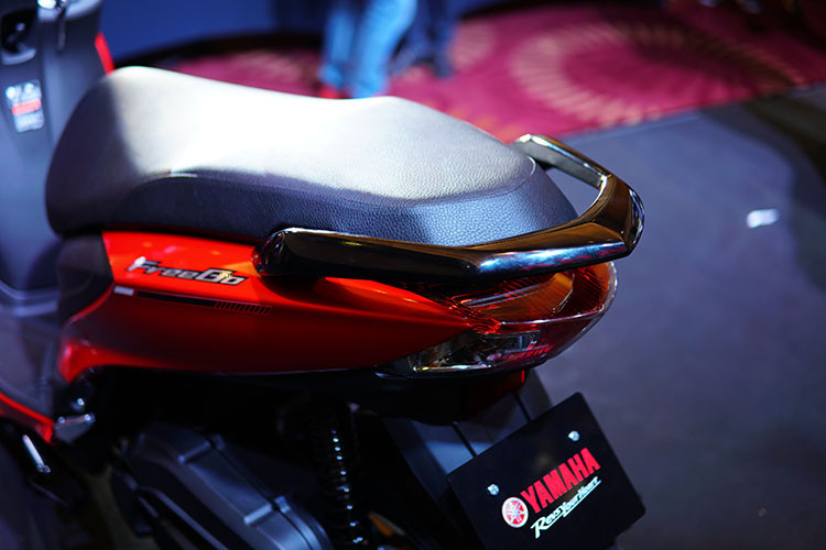 Yên xe có thiết kế dày dặn, hứa hẹn sẽ mang lại cảm giác ngồi êm ái và thoải mái cho người dùng. Cốp xe khá rộng, có thể chứa một mũ bảo hiểm full-face, túi xách hoặc nhiều vật dụng khác. Dung tích cốp của Yamaha FreeGo lớn hơn người anh em NMAX.