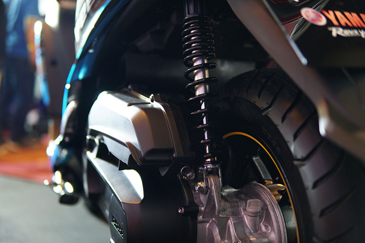 Hệ thống treo sau của xe là giảm xóc lò xo trụ, giảm chấn thủy lực, vành sau của xe cũng là vành đúc 12 inch, đi kèm lốp 110/90. Đáng tiếc là phanh sau vẫn sử dụng phanh tang trống truyền thống.