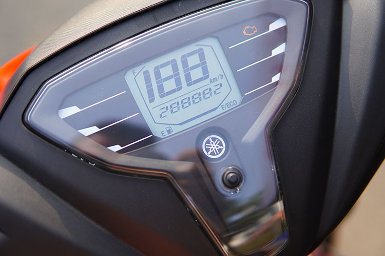 Đồng hồ của xe có thiết kế rất nhỏ gọn với màn hình LCD dạng vuông, đèn nền LED, hiển thị các thông tin như lượng xăng, vận tốc, hành trình và khả năng tiết kiệm nhiên liệu... Hai bên bố trí hệ thống đèn báo xinhan, Smart Key và ABS (ở bản S) và một số thông tin khác.