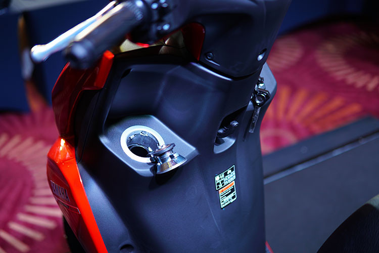 Bình xăng của xe có dung tích 4,2 lít và được bọc thép bảo vệ rất chắc chắn, thiết kế của bình xăng khá tiện dụng - nằm bên trái tay lái. Khoảng thoáng gầm xe ở mức 135mm, khá thoải mái khi chạy trong đô thị.