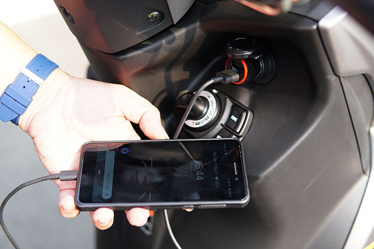 Sàn để chân của Yamaha FreeGo 2019 mới rộng rãi hơn Yamaha NVX nhờ bố trí bình xăng và nắp đổ xăng giống với mẫu Grande. Ổ khóa của xe được chia làm hai loại là khóa từ 4 trong 1 trên bản tiêu chuẩn và Smart Key trên bản S, bên cạnh đó là ổ cắm usb cho các thiết bị di động. 