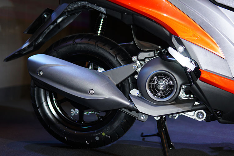 Theo thông tin hãng xe Nhật Bản vừa công bố, Yamaha FreeGo 125 bắt đầu phân phối tại Việt Nam từ ngày 9.4 với 2 phiên bản, gồm FreeGo tiêu chuẩn và FreeGo S. Tất cả đều dùng động cơ Blue Core 4 thì, 2 van, xi lanh đơn, dung tích 125 phân khối, làm mát bằng không khí kết hợp bộ phát điện thông minh (Smart Motor Generator).