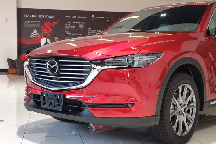 Mazda CX-8 2019 mới được giới thiệu lần đầu tại Nhật Bản vào tháng 09/2017. Sau hơn một năm ra mắt thế giới, mẫu xe này đã chính thức cập bến Malaysia, ra mắt thị trường Đông Nam Á hồi tháng 2/2019. Về ngoại hình, CX-8 2019 mới gây ấn tượng với người nhìn bởi ngoại hình có nét pha trộn giữa hai "người anh em" CX-5 và CX-9.