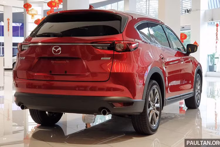 Về thiết kế, nếu so với CX-5 thì mẫu xe này dài hơn 350 mm, nhưng ngắn hơn đàn anh CX-9 95mm. Ngoài ra, chiều rộng 1.840 mm của CX-8 kém hơn CX-9 129 mm, nhưng cùng chung chiều dài cơ sở với CX-9 là 2.930 mm.