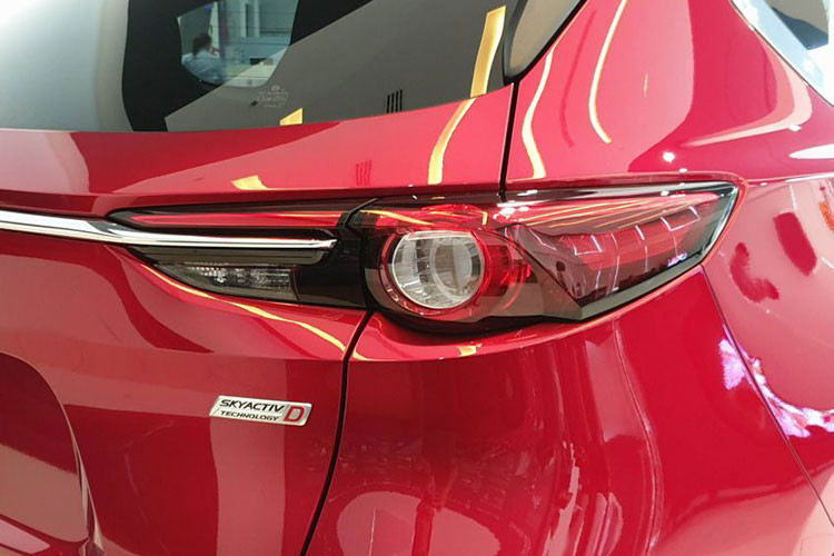 Được định vị nằm giữa phân khúc của CX-5 và CX-9, xe có 4 phiên bản và chỉ có duy nhất 1 bản sử dụng động cơ diesel. Mazda CX-8 2019 gây ấn tượng với người nhìn bởi ngoại hình có nét pha trộn giữa 2 mẫu xe đi trước. Khách hàng có thể chọn mua giữa hai cấu hình 6 hoặc 7 chỗ.