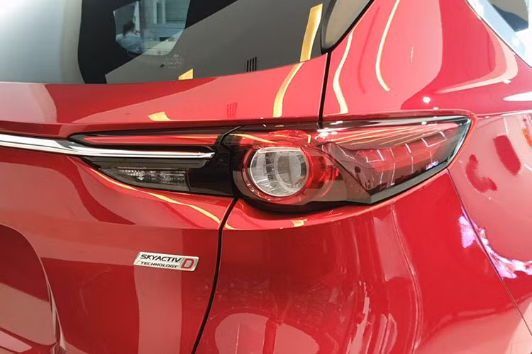 Được định vị nằm giữa phân khúc của CX-5 và CX-9, xe có 4 phiên bản và chỉ có duy nhất 1 bản sử dụng động cơ diesel. Mazda CX-8 2019 gây ấn tượng với người nhìn bởi ngoại hình có nét pha trộn giữa 2 mẫu xe đi trước. Khách hàng có thể chọn mua giữa hai cấu hình 6 hoặc 7 chỗ.