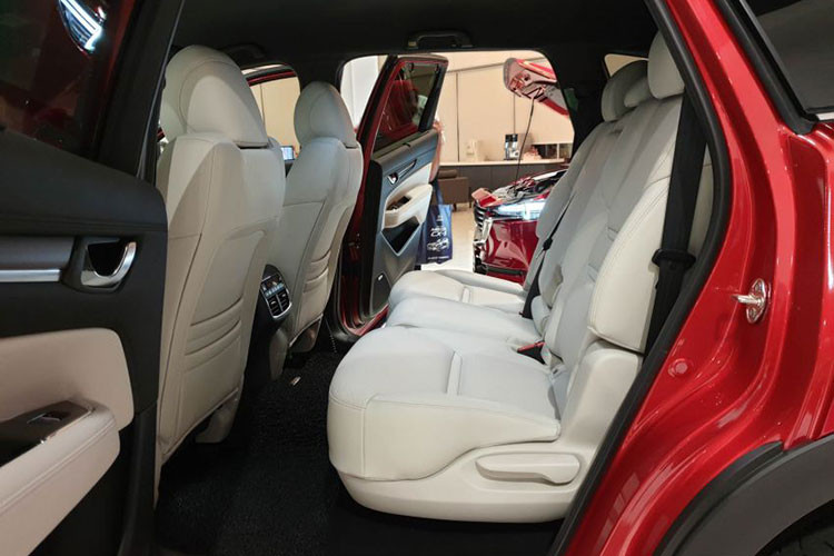 Xe được trang bị gói an toàn Mazda i-Activsense gồm: cảnh báo chệch làn đường, giữ làn đường, cảnh báo điểm mù và cruise control radar hay không. Cả hai phiên bản có 2 lựa chọn 7 và 6 chỗ với cách bố trí (2-2-3) và (2-2-2), trong đó phiên bản 6 chỗ hàng ghế thứ 2 sẽ có bệ tỳ tay trung tâm.