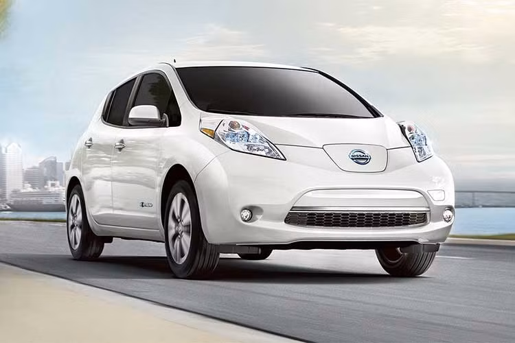 Nissan Leaf chạy điện sở hữu khối động cơ 147 mã lực chạy bằng pin này có thể chinh phục quãng đường gần 380 km chỉ trong 1 lần sạc.