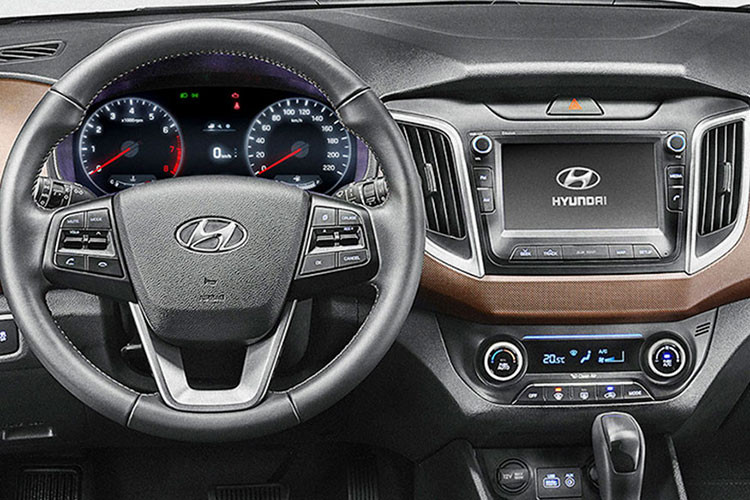 Tương tự ngoại thất, thiết kế nội thất của Hyundai Creta 2018 tại Ấn Độ cũng được nâng cấp nhẹ nhàng. Bước vào bên trong Hyundai Creta 2018, người lái được chào đón bằng chất liệu bọc ghế, cửa gió điều hòa mới và màu sơn nhẹ trên mặt táp-lô. Ở những bản cao cấp, Hyundai Creta 2018 còn đi kèm nội thất phối 2 tông màu, trong đó, có cả màu cam mới.