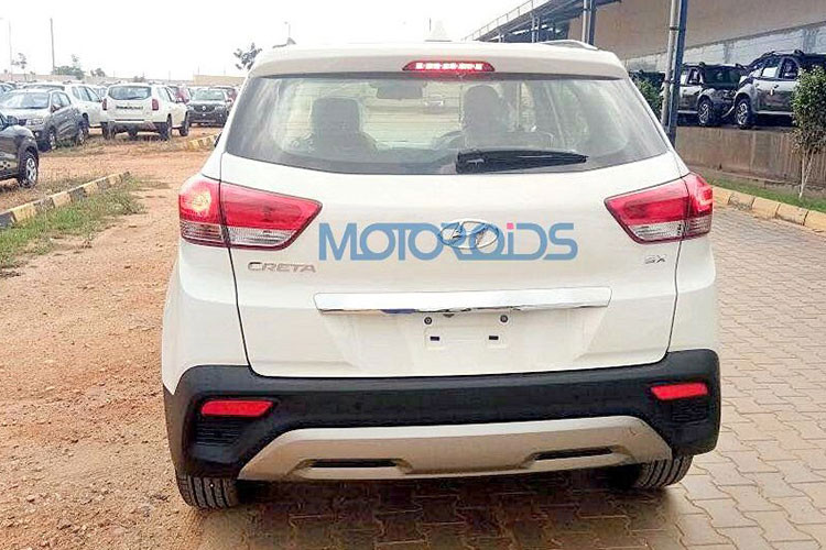 Hai bên lưới tản nhiệt là đèn pha nâng cấp thiết kế, đèn sương mù trước mới và cản va cải tiến, tích hợp tấm ốp bảo vệ gầm màu bạc. Phía sau của chiếc xe gần như không có thay đổi gì về thiết kế so với phiên bản cũ, chỉ được nâng cấp đèn phản quang ở 2 bên cản sau và bổ sung tấm ốp gầm màu bạc giống như ở phần đầu xe.