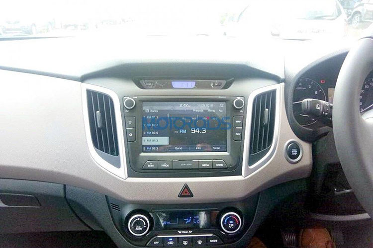 Chưa hết, Hyundai Creta 2018 còn đi kèm nhiều trang bị hiện đại hơn như cửa sổ trời chỉnh điện, hệ thống thông tin giải trí với màn hình cảm ứng, tương thích Apple CarPlay/Android Auto, hệ thống kiểm soát hành trình, sạc điện thoại không dây và ghế lái chỉnh điện.