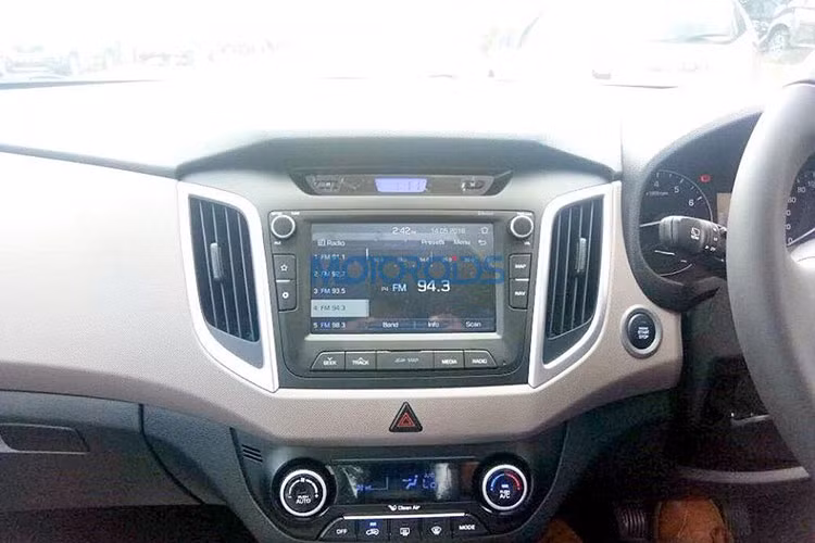 Chưa hết, Hyundai Creta 2018 còn đi kèm nhiều trang bị hiện đại hơn như cửa sổ trời chỉnh điện, hệ thống thông tin giải trí với màn hình cảm ứng, tương thích Apple CarPlay/Android Auto, hệ thống kiểm soát hành trình, sạc điện thoại không dây và ghế lái chỉnh điện.