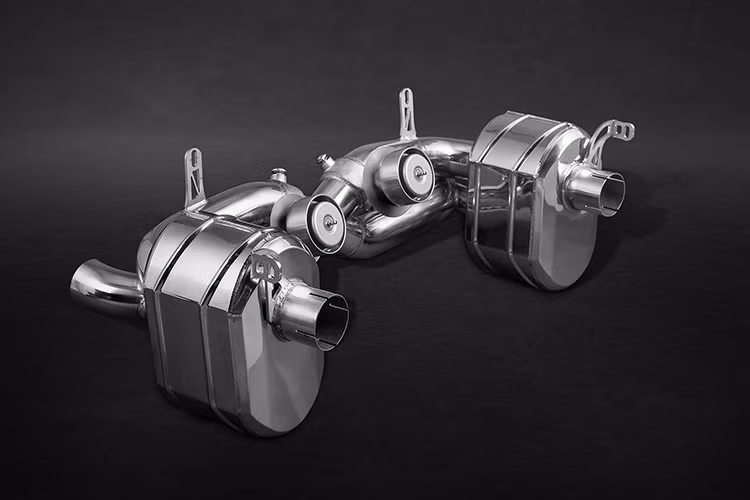 Điều quan trọng nhất của gói nâng cấp là hệ thống van điều tiết khí xả nâng công suất động cơ lên 735 mã lực cùng 850 Nm mô men xoắn cực đại - mạnh hơn rất nhiều so với công suất 661 mã lực nguyên bản.