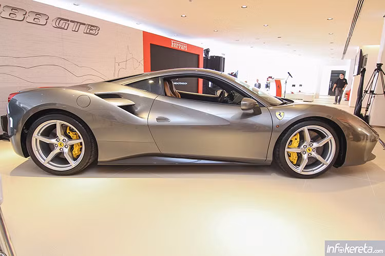 Ferrari 488 GTB mới ra mắt tại triển lãm Geneva 2015 tại Đức hồi đầu năm, siêu xe Ý này mới đã cập bến thị trường Đông Nam Á vào mùa hè vừa qua và được bán với giá khoảng 6,2 tỷ đồng tại thị trường giàu tiềm năng này.