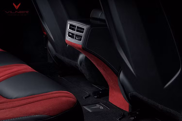 Nội thất mới là nơi khiến chiếc xế độ này tạo ra sự khác biệt so với những chiếc Model S khác. Các chi tiết phối đỏ đen cực độc ở khắp mọi nơi trong nội thất xe.