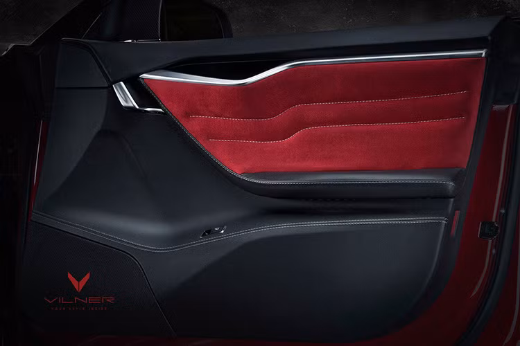 Ốp cửa cũng mang tông màu đỏ, đen cực chất. Nó khiến người ngồi trong xe có cảm giác cực kỳ sang trọng.
