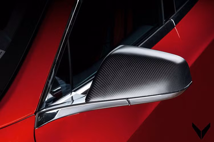 Đôi gương chiếu hậu cũng được bọc sợi các-bon, đem đến vẻ đẹp hiện đại hơn so với ốp gương trùng màu thân xe.