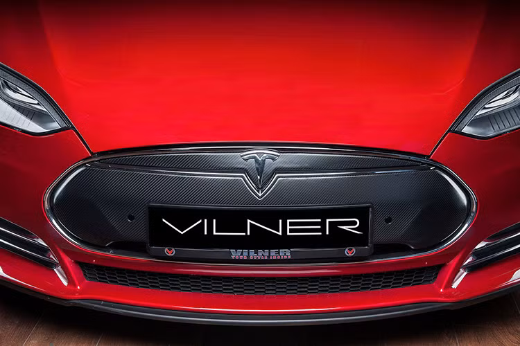 Đầu tiên phải kể đến phần nhựa đen ở đầu xe được thay bằng sợi các-bon với phần vân tuyệt đẹp, ăn nhập với cánh gió sau nguyên bản.