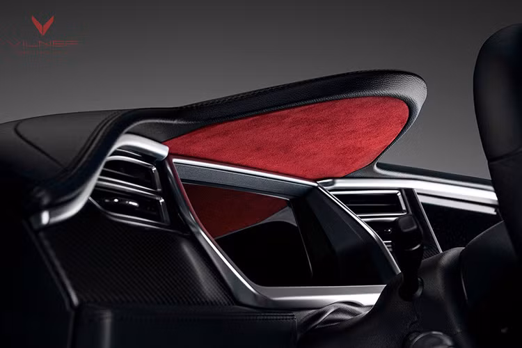 Model S là chiếc sedan điện hạng sang được Tesla trình làng tháng 6/2012. Ngay từ những ngày đầu ra mắt, nó đã nhanh chóng được chào đón bởi nhiều đối tượng khách hàng, trong đó có những ngôi sao nổi tiếng.