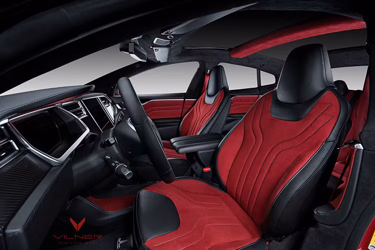 Cũng giống như ngoại thất, cách phối màu full đen đỏ cũng mang lại một không gian nội thất tuyệt vời cho bên trong chiếc xe với màu đỏ của Alcantara và màu đen của da Napa.