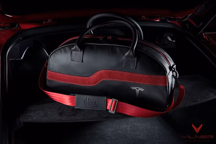 Màu đỏ của Alcantara và màu đen của da Napa được phối trên cả những phụ kiện được mang theo xe như chiếc túi da này là một ví dụ.