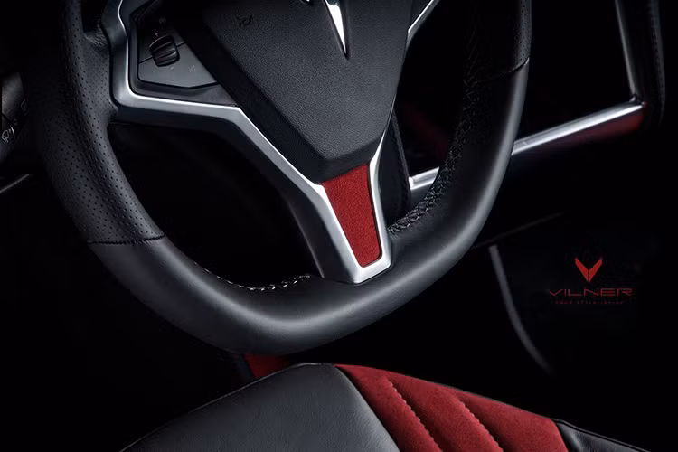Tay lái bọc da 3 chấu thể thao của xe cũng được phối với điểm nhấn là màu đỏ ở chấu chính giữa của vô lăng.