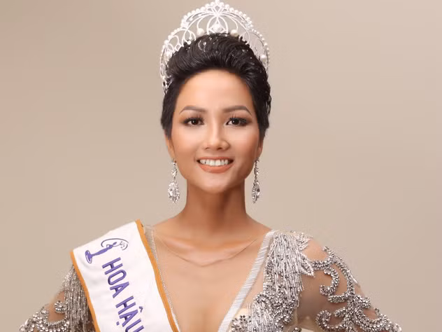 Tối 6/1, sau khi H'Hen Niê đăng quang Hoa hậu Hoàn vũ Việt Nam, trên mạng xã hội có nhiều bình luận trái chiều về làn da, nhan sắc tân Hoa hậu.