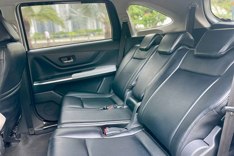 Khoang nội thất xe nổi bật với hệ thống màn hình cảm ứng 8 hoặc 9 inch đặt nổi, đồng hồ kỹ thuật số 7 inch phía sau vô-lăng bọc da, điều hòa tự động, phanh tay điện tử, giữ phanh tự động, camera 360, sạc không dây...